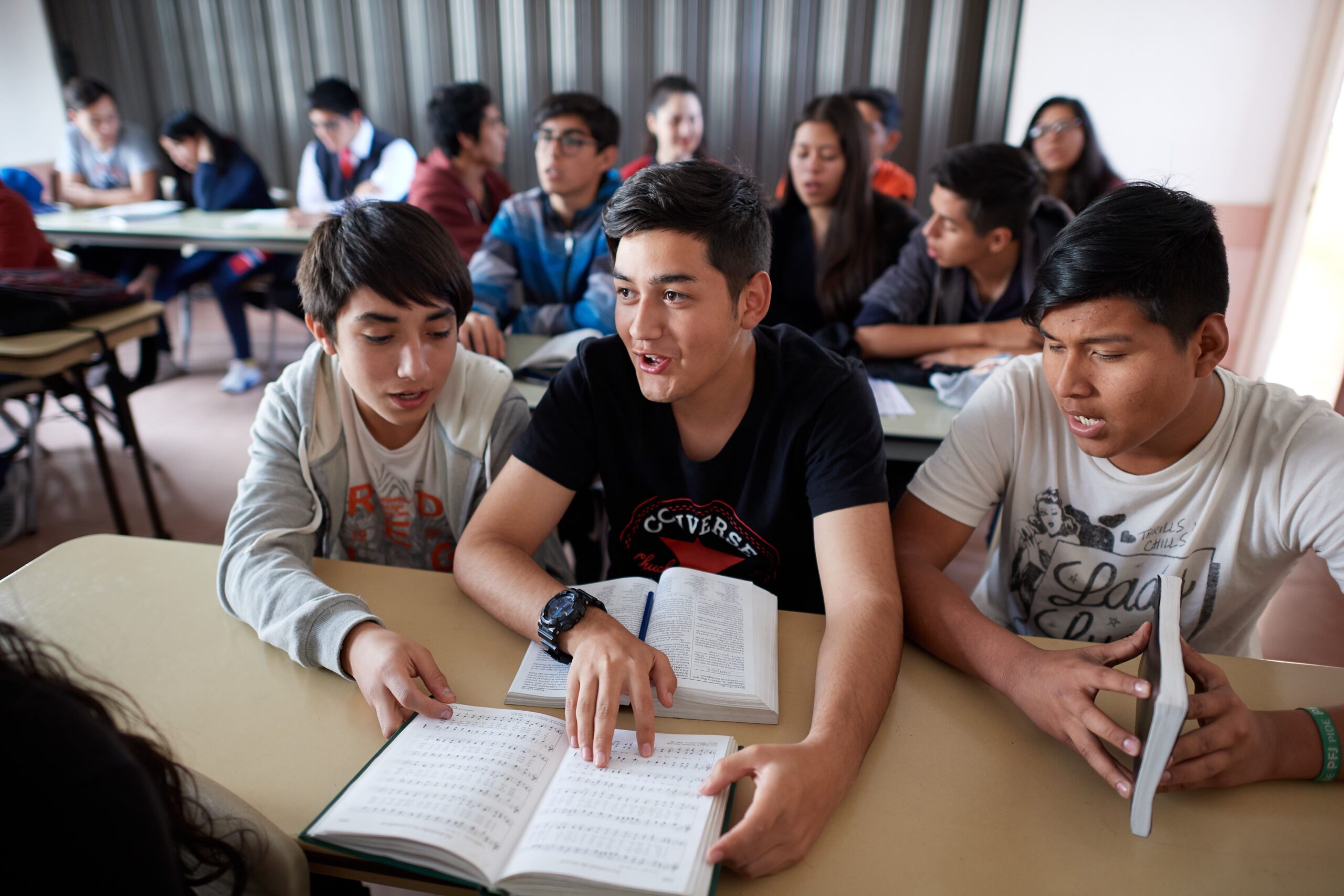 Alunos estudando juntos com livros abertos