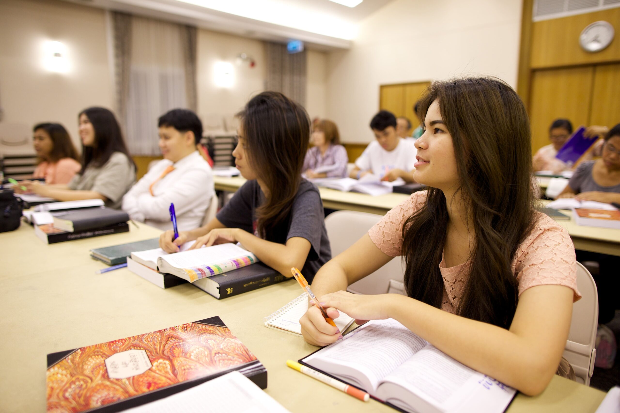 Alunos atentos em uma aula na Igreja