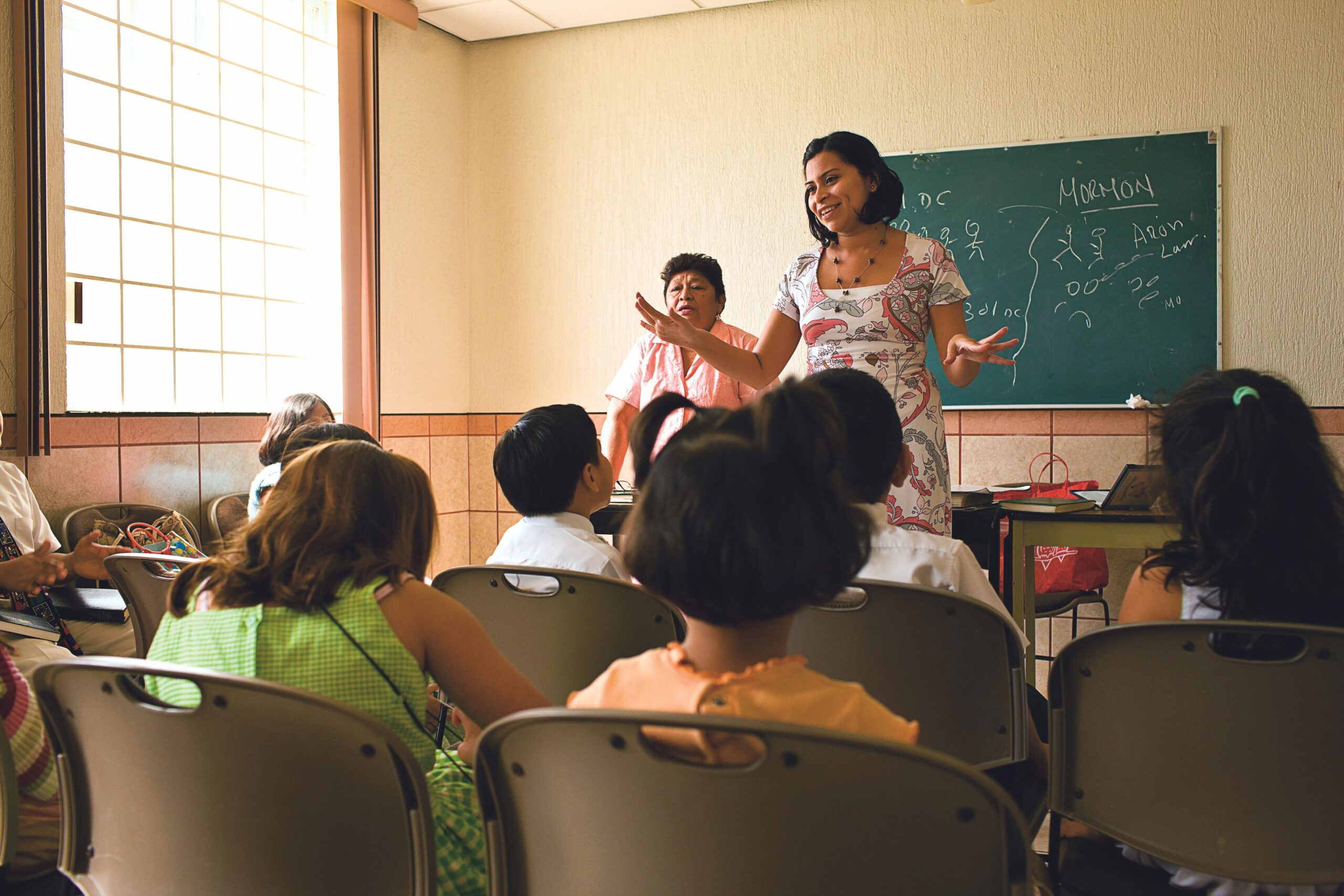 Professora ensinando uma aula na Igreja
